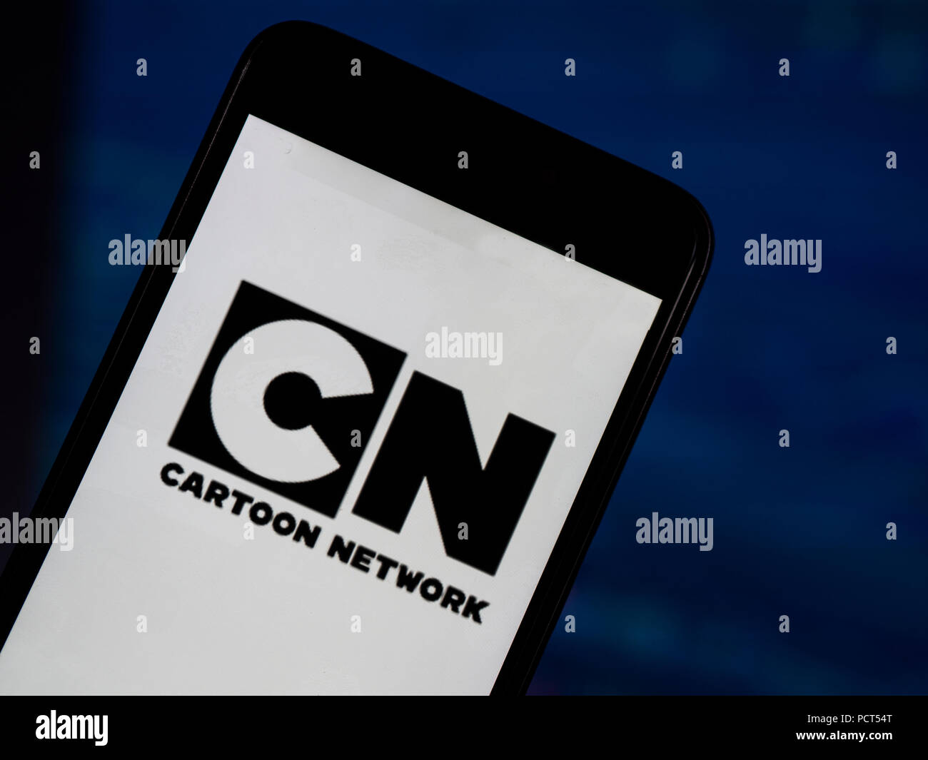 Kiew, Ukraine - August 4, 2018: Cartoon Network Anwendung gesehen auf einem Smartphone mit dem Hintergrund einer Börse shedle. Cartoon Network) ist eine US-amerikanische Pay-TV-Kanal. Stockfoto