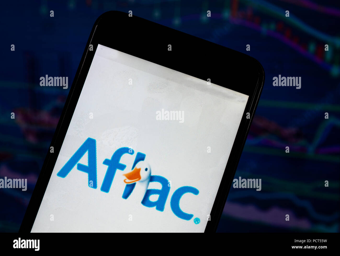 Kiew, Ukraine - August 4, 2018: Die aflac Logo angezeigt auf einem Smartphone mit dem Hintergrund einer Börse shedle. Aflac Inc. (American Family Life Assurance Company) ist eine US-amerikanische Versicherungsgesellschaft und ist der größte Anbieter von Zusatzversicherungen in den Vereinigten Staaten Stockfoto