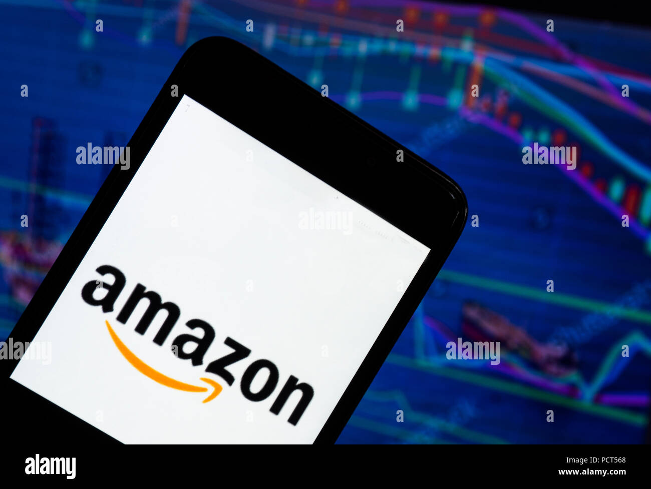 Kiew, Ukraine - August 4, 2018: Das Amazon-Logo gesehen auf einem Smartphone mit dem Hintergrund einer Börse shedle. Amazon.com, Inc., das als Amazon, ist eine US-amerikanische Electronic Commerce und Cloud Computing company in Seattle, Washington Stockfoto
