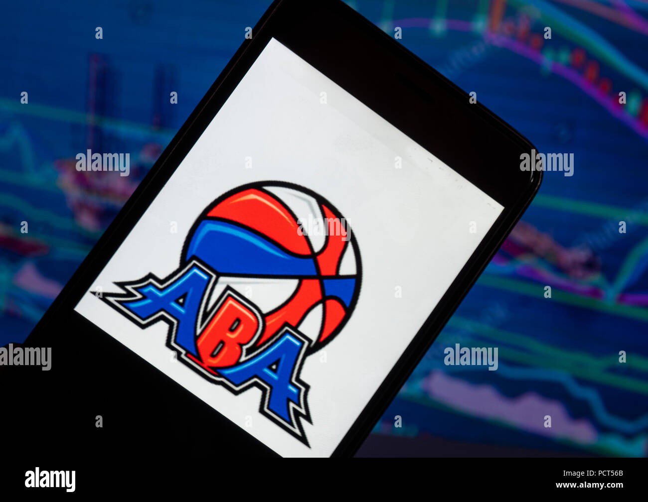 Kiew, Ukraine - August 4, 2018: Die American Basketball Association Logo angezeigt auf einem Smartphone mit dem Hintergrund einer Börse shedle. Die American Basketball Association (ABA) war ein Männer professional Basketball League, von 1967 bis 1976. Die ABA aufgehört mit der American Basketball Association - National Basketball Association Fusion im Jahr 1976 auf zu existieren, die mehrere Teams der National Basketball Association und der Einführung der 3-Punkt Aufnahme in die NBA zu verbinden. Stockfoto