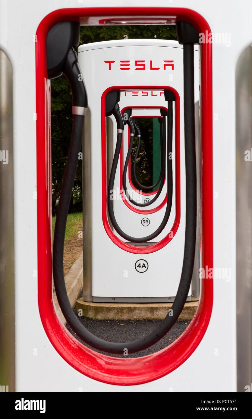 SARN, Großbritannien - 2 August, 2018: eine Reihe von Tesla Superchargers am Sarn Park Autobahn Dienstleistungen aus der M4 in der Nähe von Bridgend in Wales. Stockfoto