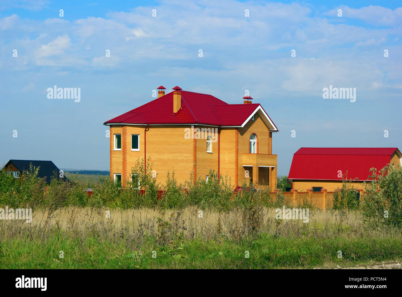 Gelben Backstein Haus Mit Rotem Dach Foto Stockfotografie Alamy