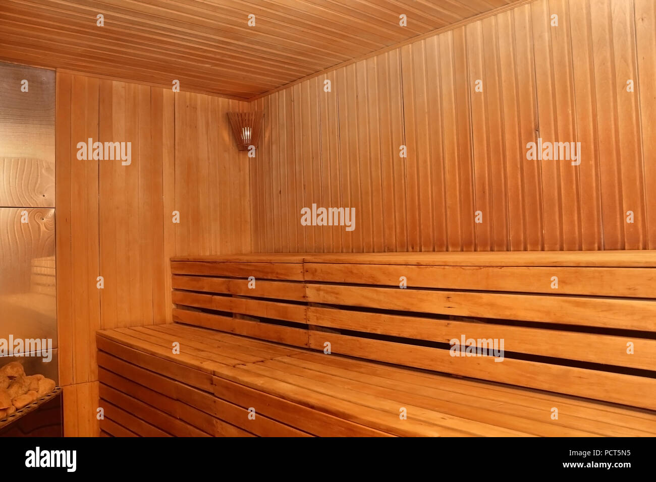 Finnische Holzsauna Interieur mit niemand Foto Stockfoto