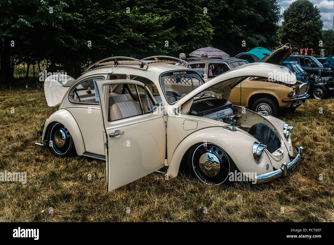 Tag der Familie bei einem Oldtimertreffen am historischen Herrenhaus in Nelson Caerphilly Bereich der South Wales statt. Im Sommer 2018 getroffen Stockfoto