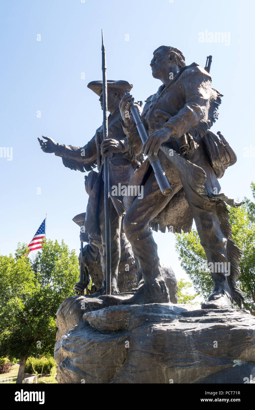 "Forscher an der Portage" Lewis und Clark Statue mit Blick auf Great Falls, MT, USA Stockfoto