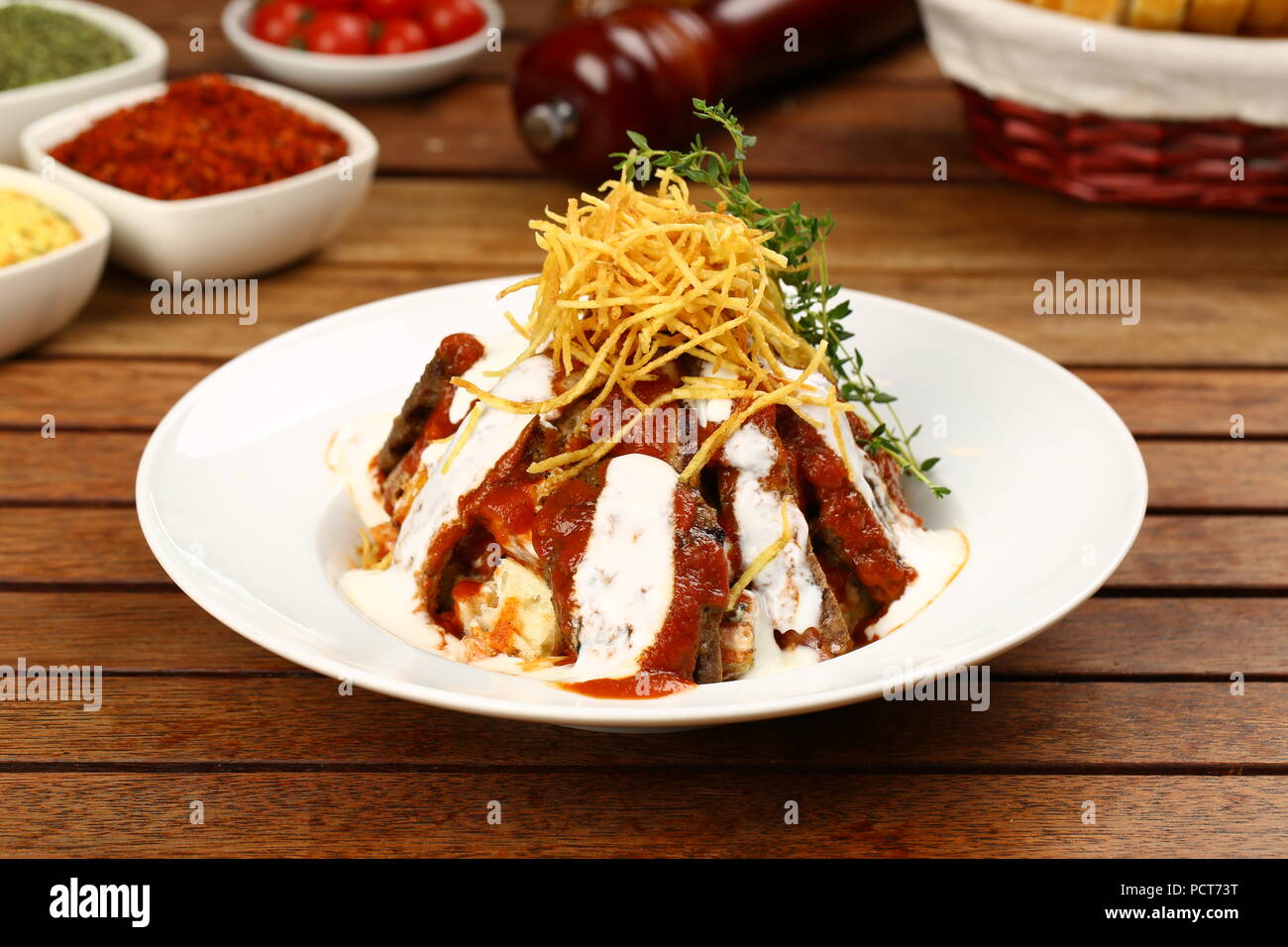 Urkish Fleisch Kebab mit Joghurt und Pommes Frites - cokertme Kebabi Stockfoto