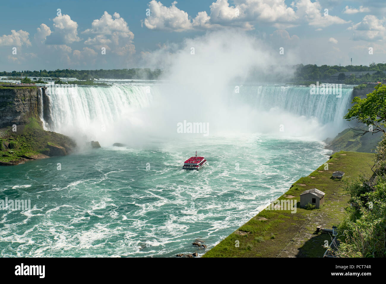 Niagara Falls, Ontario, Kanada. Ansicht von der kanadischen Seite im Sommer von Touristen anzeigen kanadischen Horseshoe Falls von oben und von Tour boot Hornblower. Stockfoto
