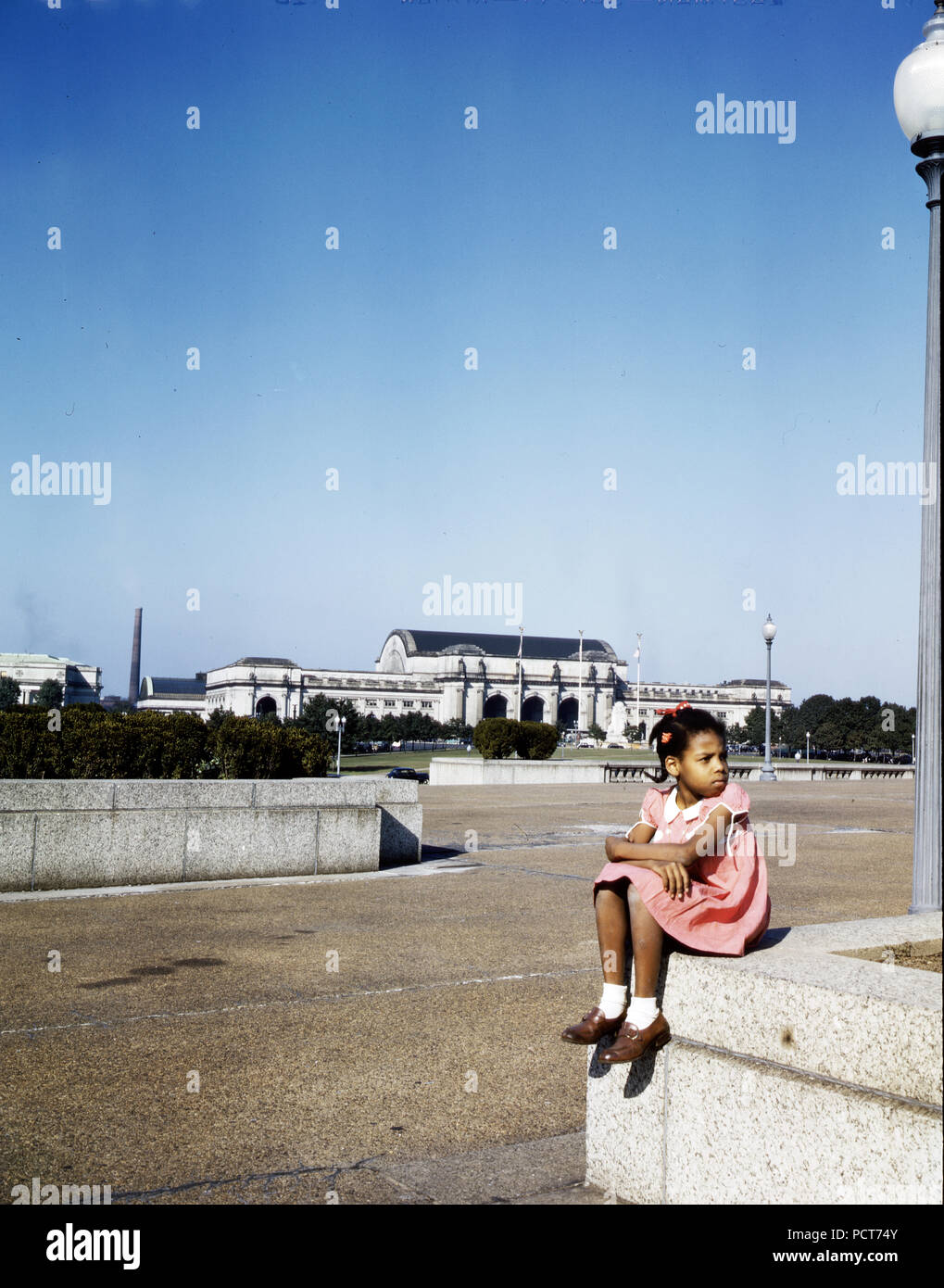 Kleines Mädchen in einem Park mit Union Station im Hintergrund, Washington, D.C. Ca. 1943 Stockfoto