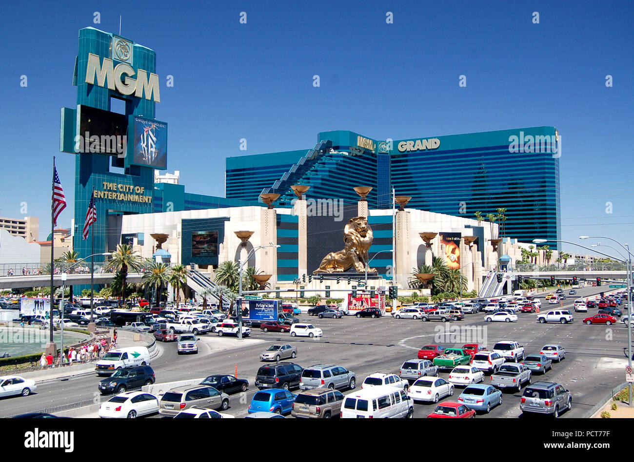 Das Mgm Grand Resort Casino Steigt Uber Den Verkehrsreichen Kreuzung Des Las Vegas Strip Und Tropicana Avenue Stockfotografie Alamy