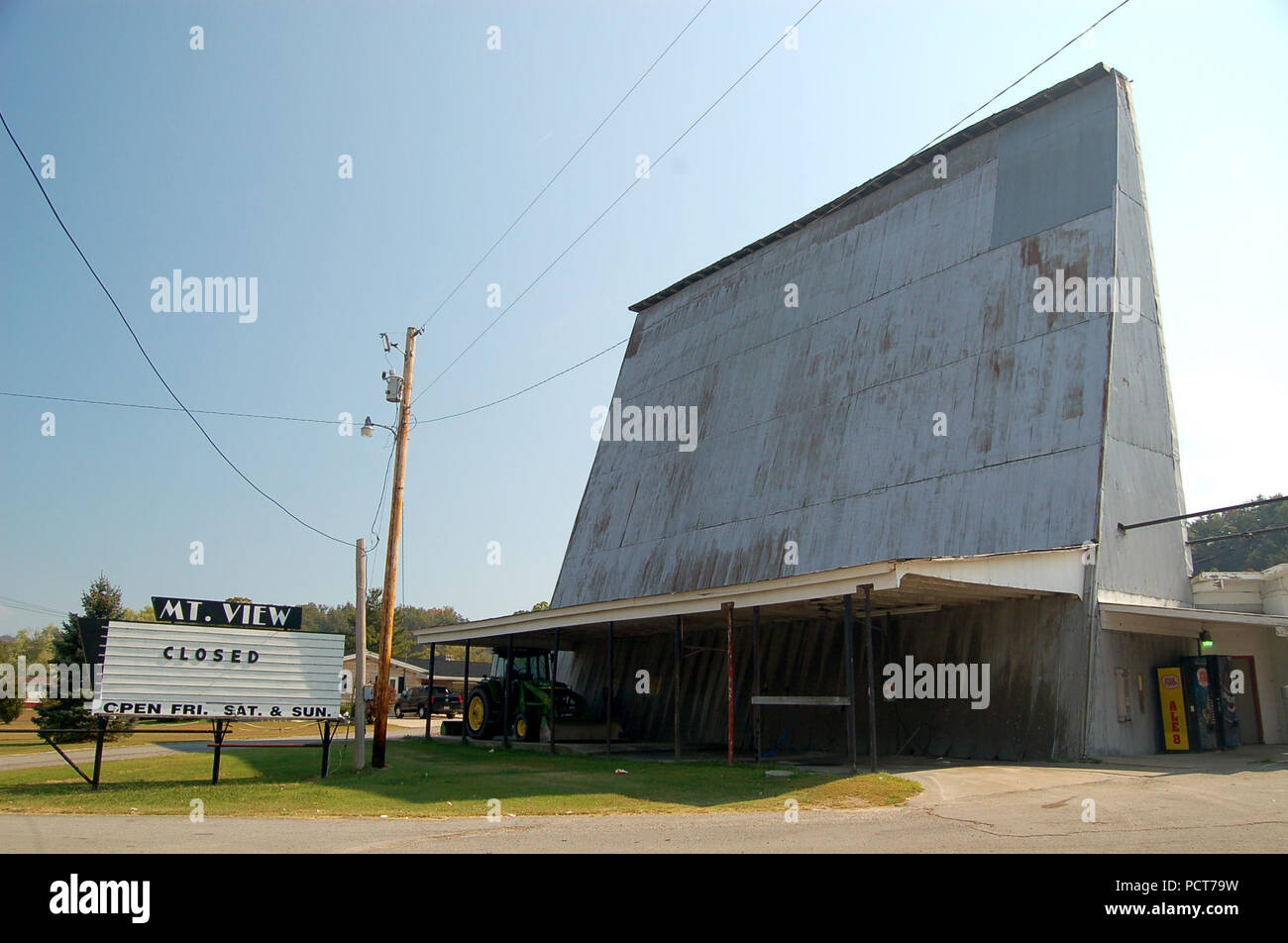 Eine verschwindende Überbleibsel einer längst vergangene Zeit, die Stanton Autokino ist im Winter geschlossen, aber jedes öffnet Sommer Filme zu zeigen. Stockfoto