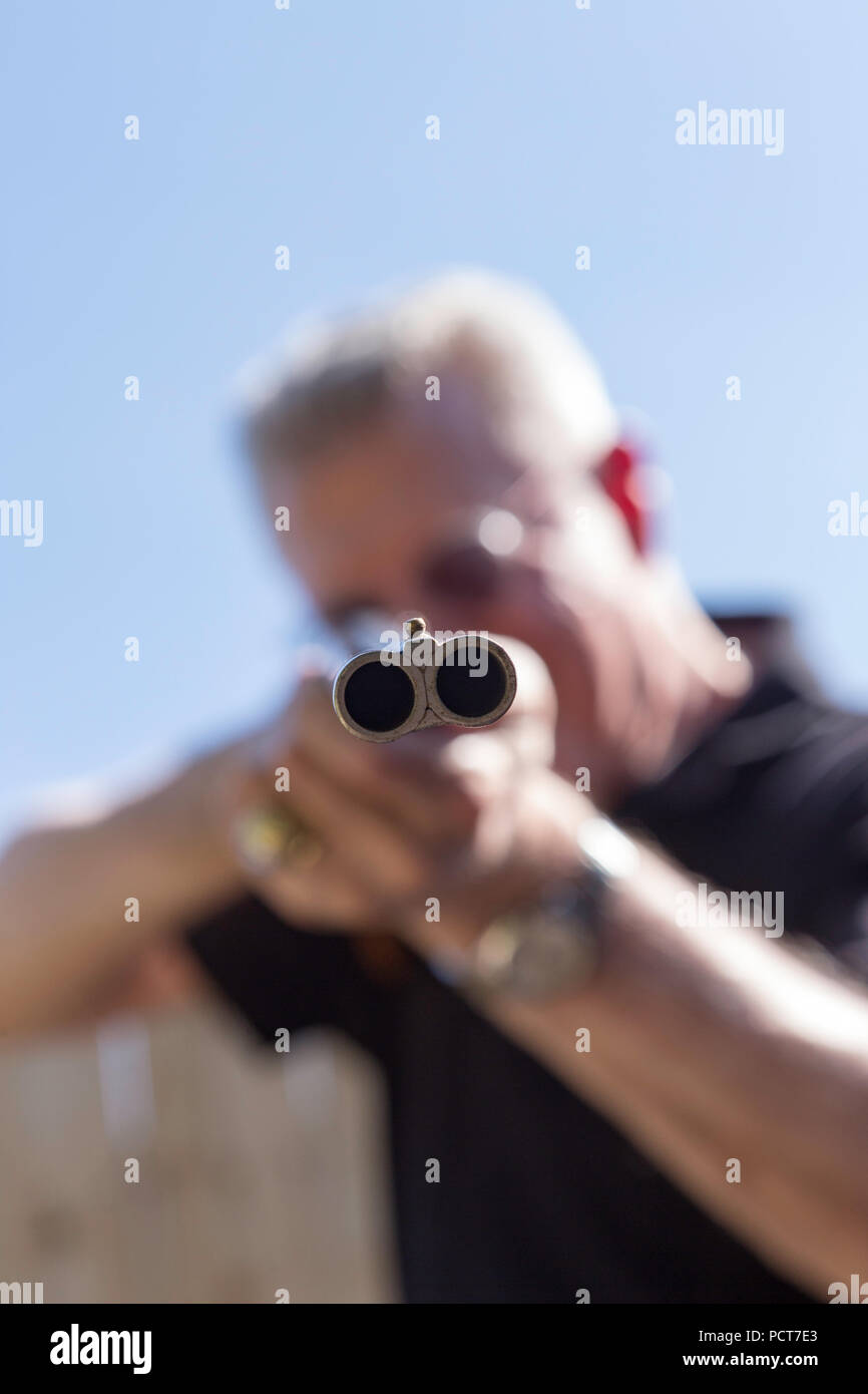 Reifer Mann will double-barrel Shotgun, USA Stockfoto