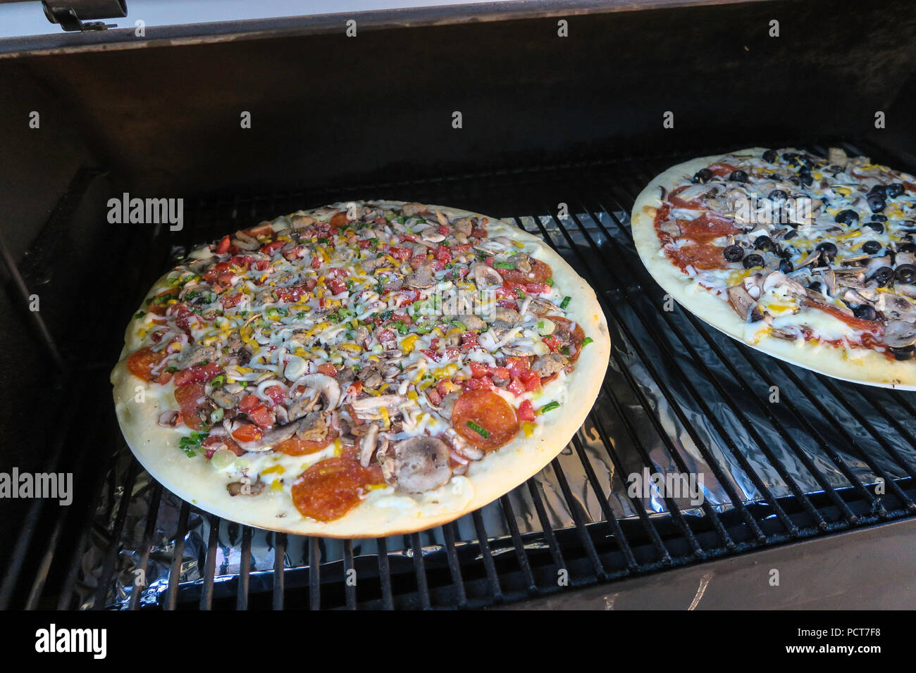Pizza Kochen auf einen Grill im Freien, USA Stockfoto
