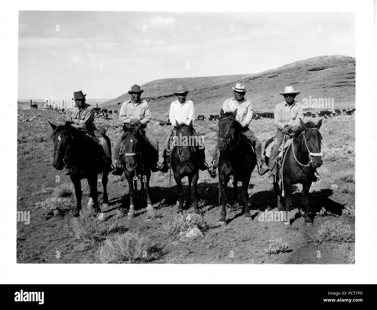 Fünf Cowboys auf dem Pferd ca 1938-1947 Stockfoto