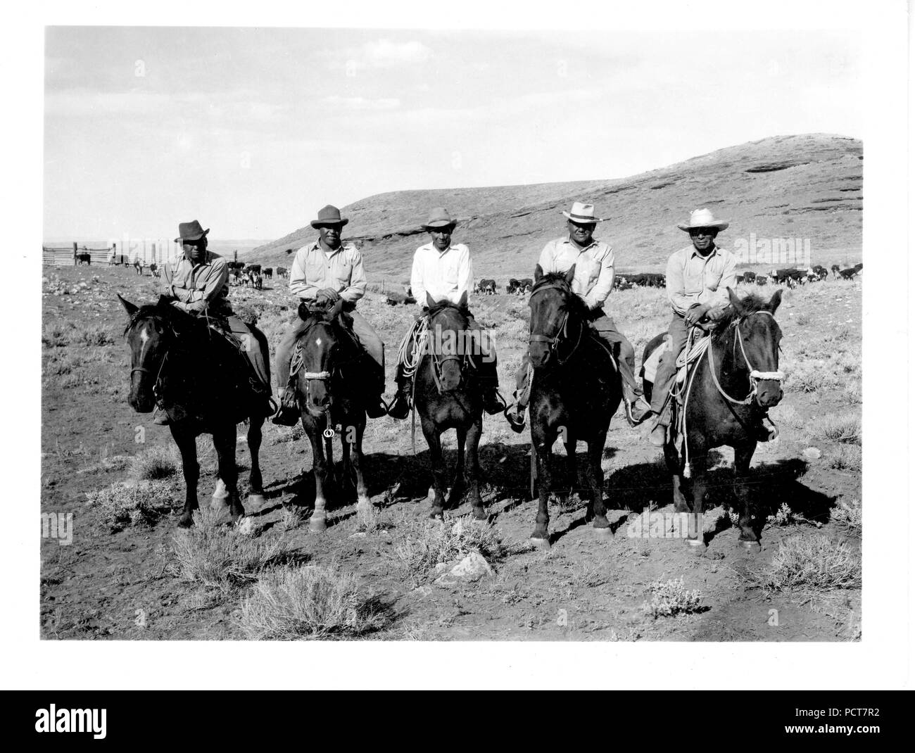Fünf Cowboys auf dem Pferd ca 1938-1947 Stockfoto