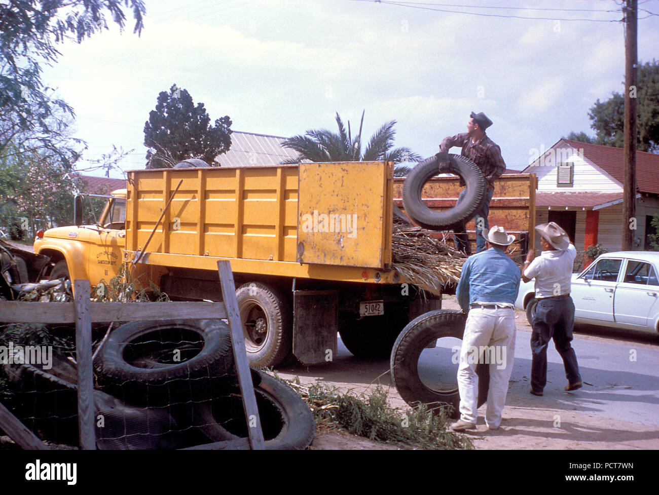 Dieses 1964 Bild wurde in Laredo, Texas gefangengenommen wurde, und stellt eine Reihe von städtischen Arbeitern, die in den Prozess der Beseitigung der alten Reifen, die als potentielle Moskitobrutstätten benannt worden waren, Stockfoto