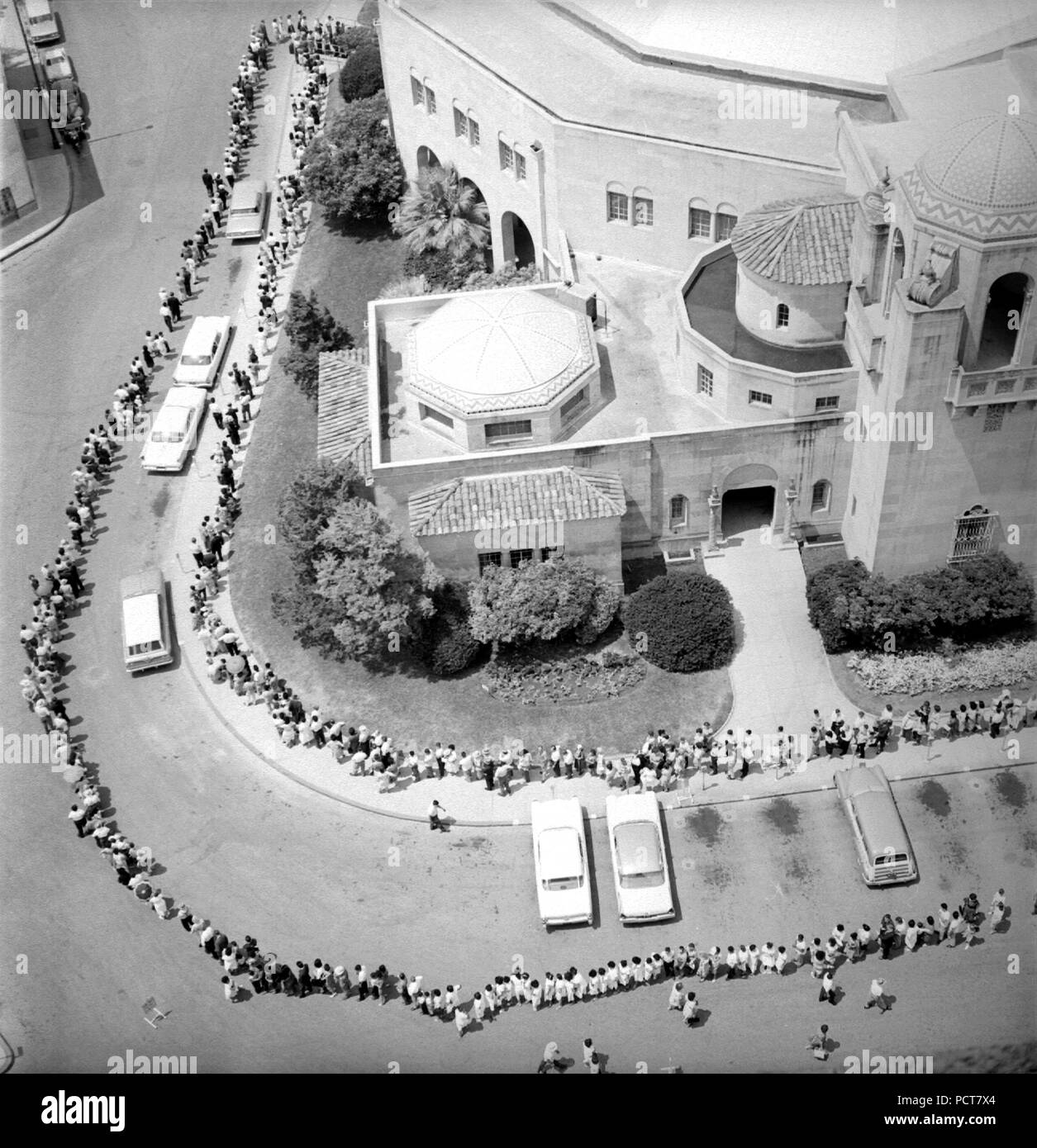 Dieses historische 1962 Bild, eine Luftaufnahme von einer langen Reihe von Menschen, die ihre Polio Impfung erwarteten dargestellt. Die Linie war so lange, dass es eine City Auditorium in San Antonio, Texas umgeben. Stockfoto