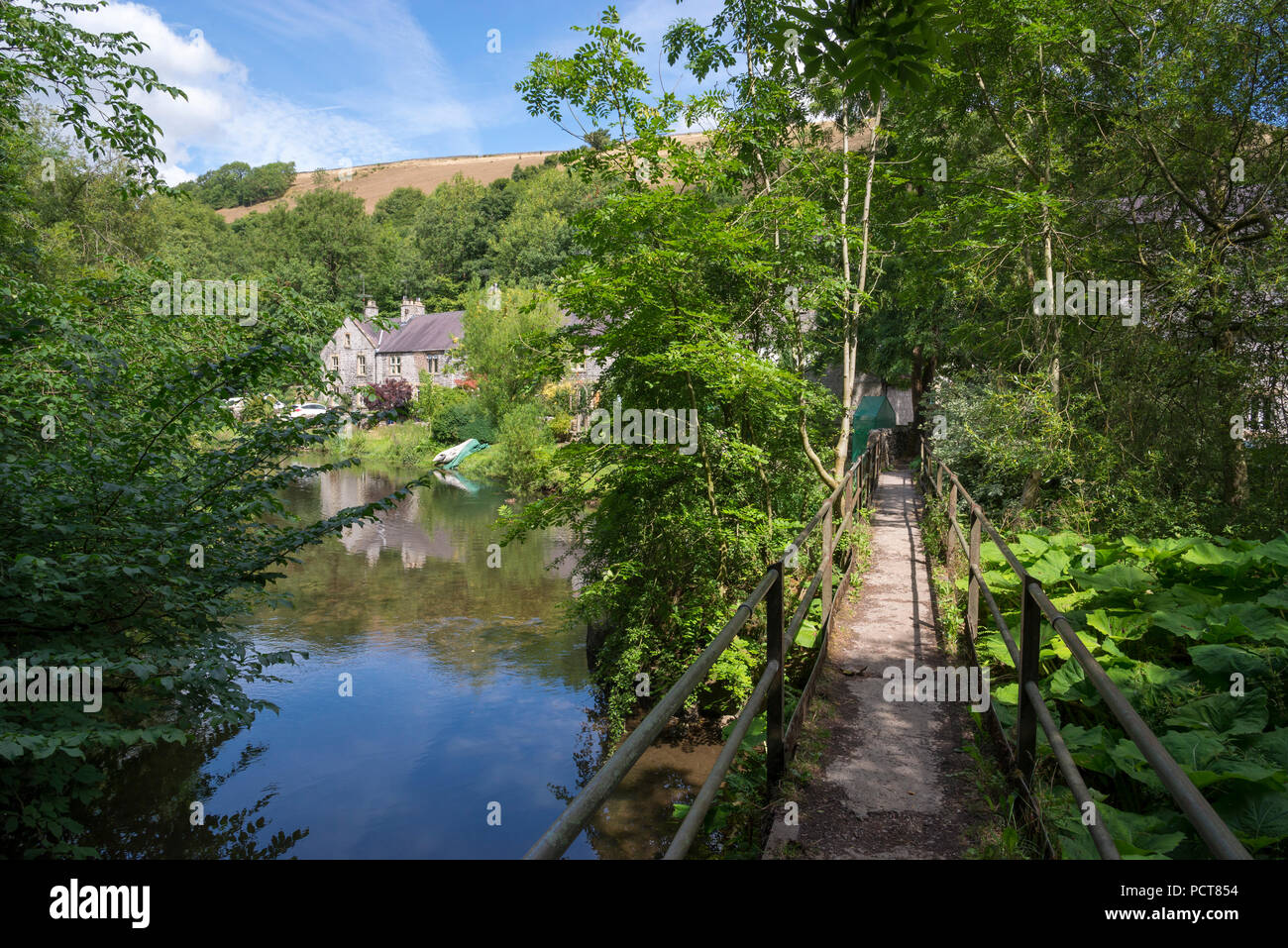 Fußgängerbrücke über den Fluss Wye an Litton Mühle in der Nähe Buxton in Derbyshire, England. Einen schönen Peak District Lage beliebt bei Wanderern. Stockfoto