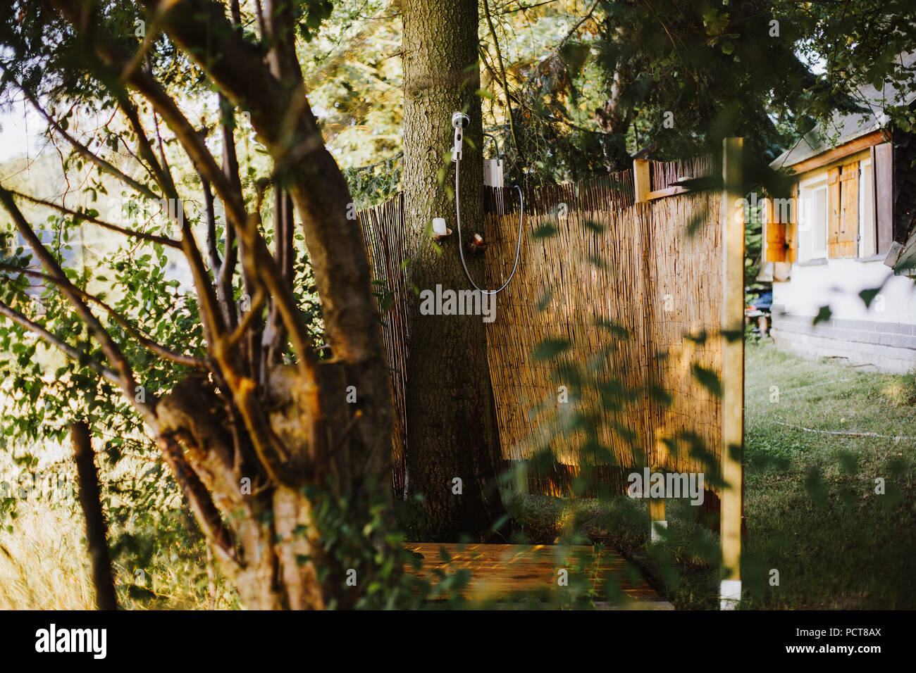 Dusche im Freien in einem Garten in Deutschland Stockfoto