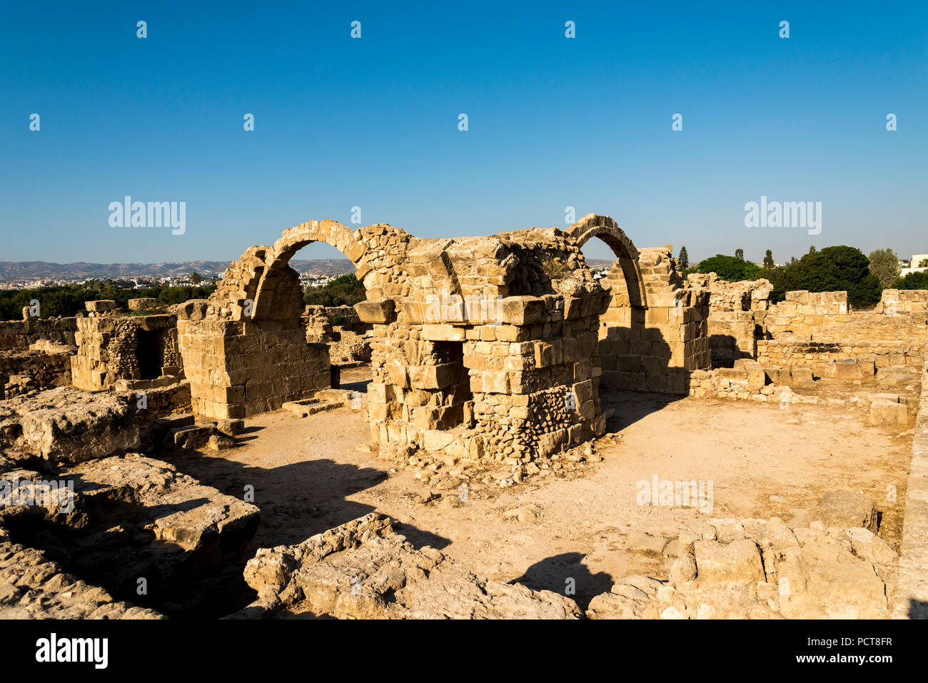 Die Ruinen der Festung Saranta Kolones mit Bögen im archäologischen Park Paphos, Zypern Stockfoto