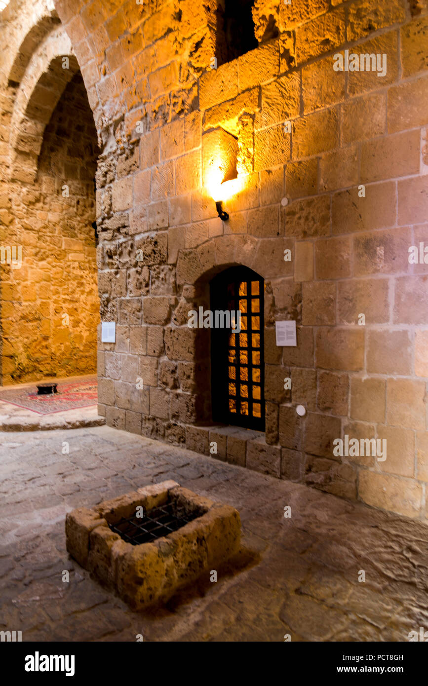 Eine nach innen gewölbte Halle und ein ehemaliger Gefängniszelle in Paphos Schloss Museum, Zypern Stockfoto