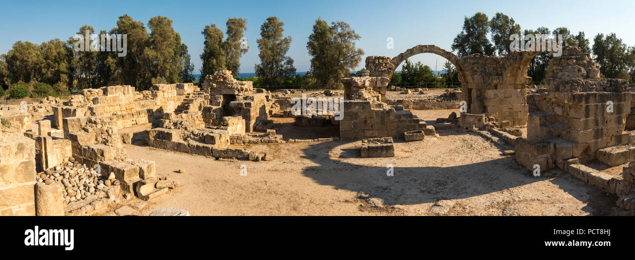 Panorama der antiken Festung Saranta Kolones Ruinen im archäologischen Park Paphos, Zypern Stockfoto