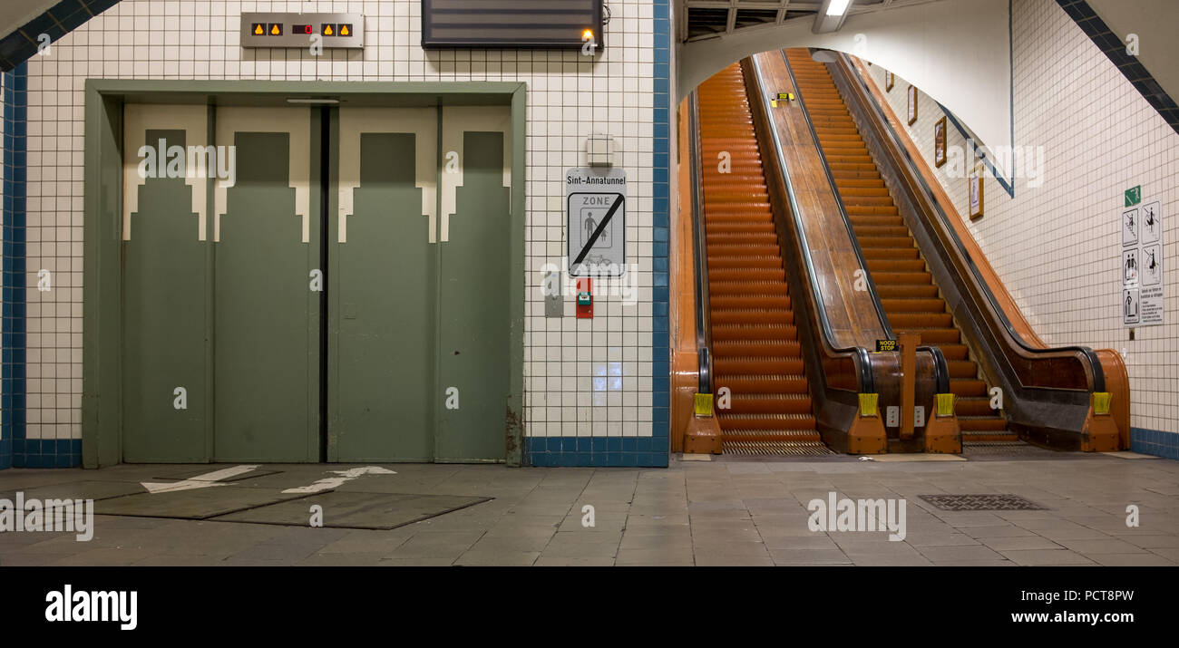 Heben und hölzerne Rolltreppen in den Sint-Anna Fußgängertunnel in Antwerpen, Belgien. Stockfoto