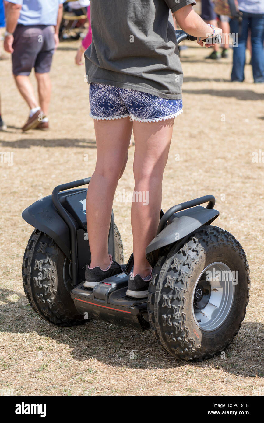 Professional all terrain Segway Personal Transport Fahrzeug mit jungen Mädchen Fahren auf zwei Rädern. Stockfoto