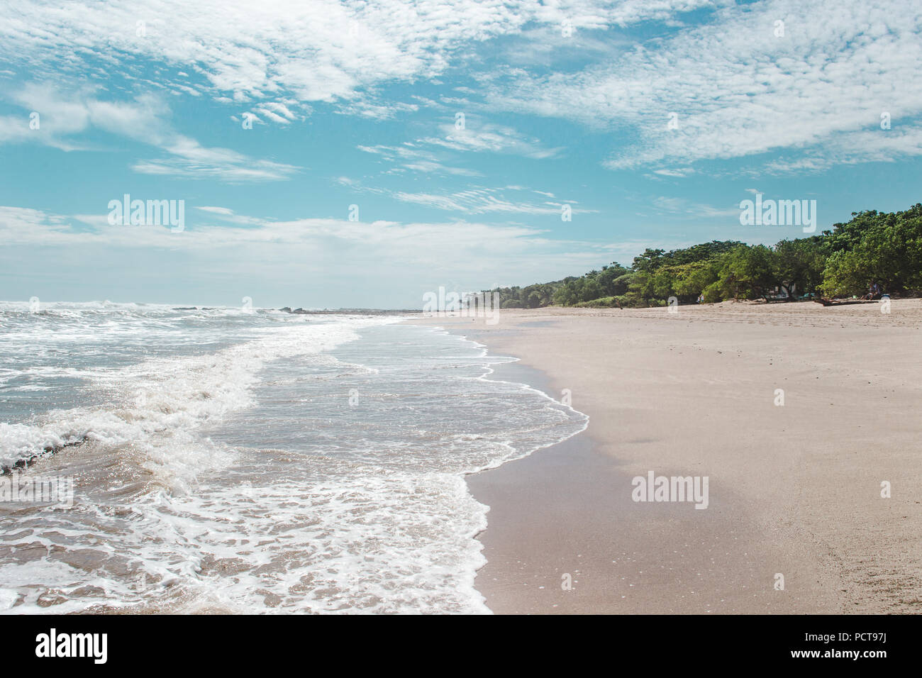 Schönes Paradies weißen Sandstrand von Playa Carmen, in der Nähe von Santa Teresa auf der Nicoya Halbinsel von Costa Rica Stockfoto