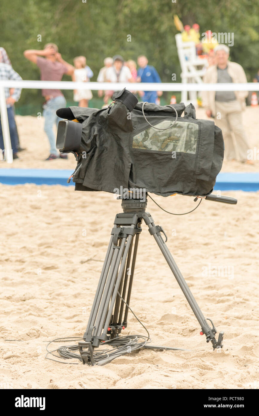 Fernsehen Kamera auf dem Fluss Strand. Lonely Camcorder auf einem Stativ. Vertikale Foto Stockfoto