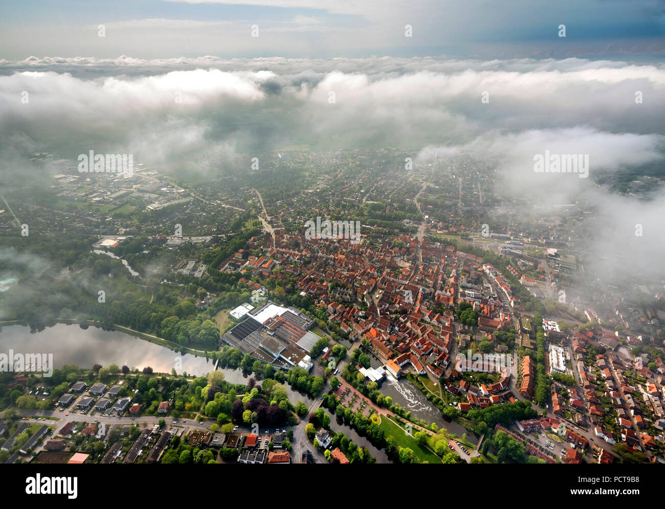 Blick auf die Altstadt von Warendorf mit Wolken, Wolken, Warendorf, Kreisstadt Warendorf, Nordrhein-Westfalen, Deutschland Stockfoto