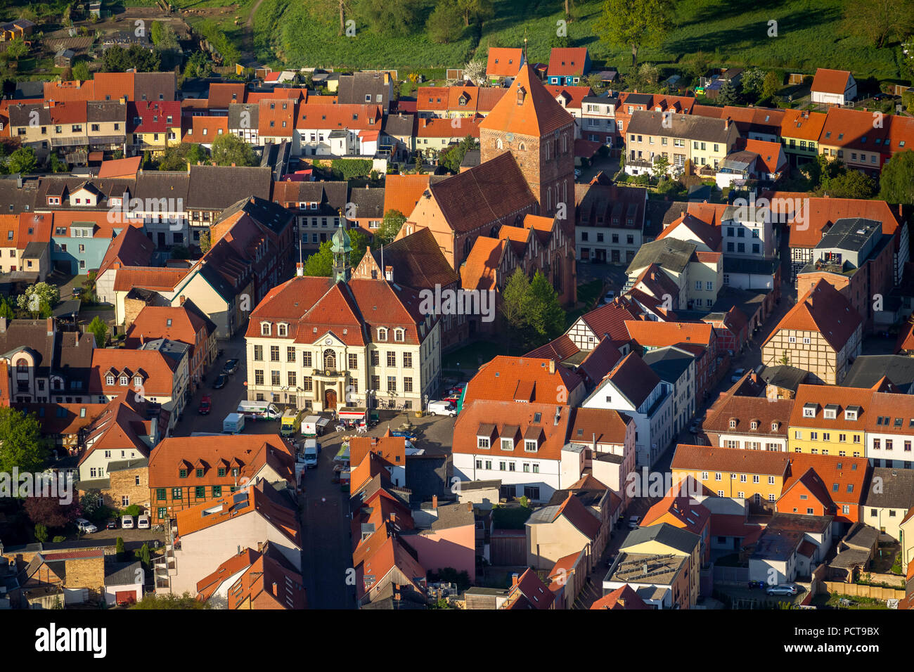 Stadt, Kirche und Rathaus mit Markt von Teterow, Teterow, Mecklenburgische Seenplatte, Mecklenburg-Vorpommern, Deutschland Stockfoto