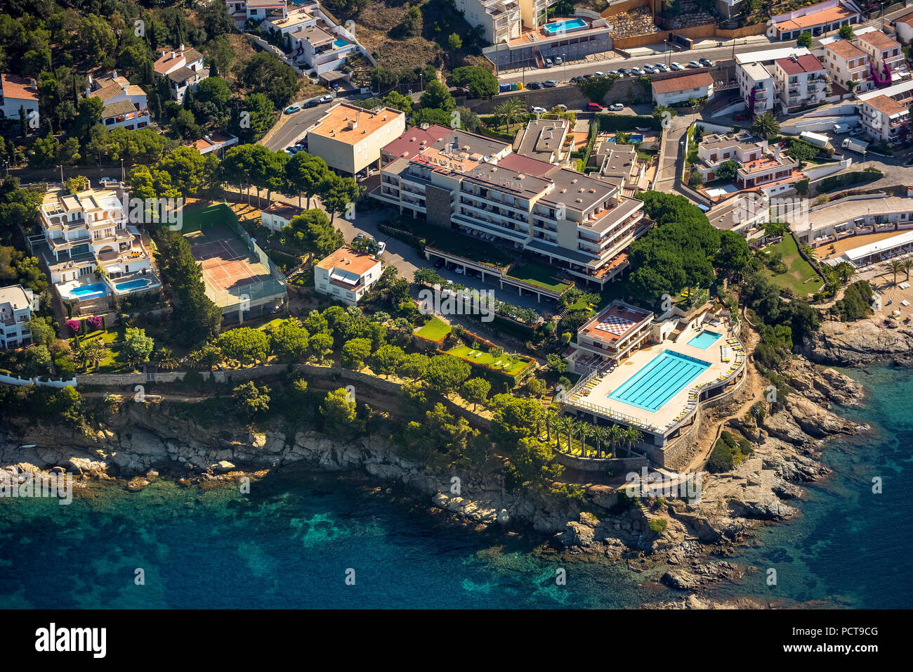 Almadraba Park Hotel mit Pool, mediterrane Bucht von Roses, blaue Wasser, Roses, Costa Brava, Katalonien, Spanien Stockfoto