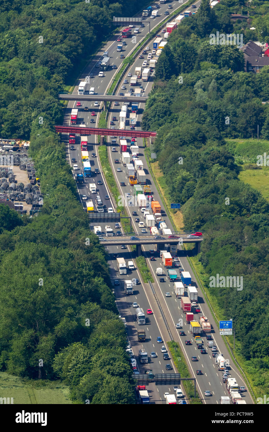 Stau auf der Autobahn A2 (Autobahn) westlich von Autobahnkreuz Recklinghausen interchange aufgrund der Schließung der A43 Autobahn (Autobahn) Richtung Süden, Recklinghausen, Ruhr, Nordrhein - Westfalen, Deutschland Stockfoto