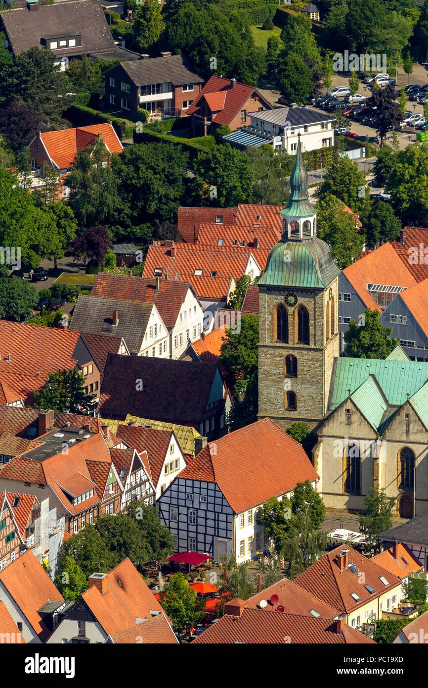 Blick auf die Altstadt von Wiedenbrück mit Kirche von Saint Giles, Wiedenbrück, Rheda-Wiedenbrück, Ostwestfalen, NRW, Deutschland Stockfoto