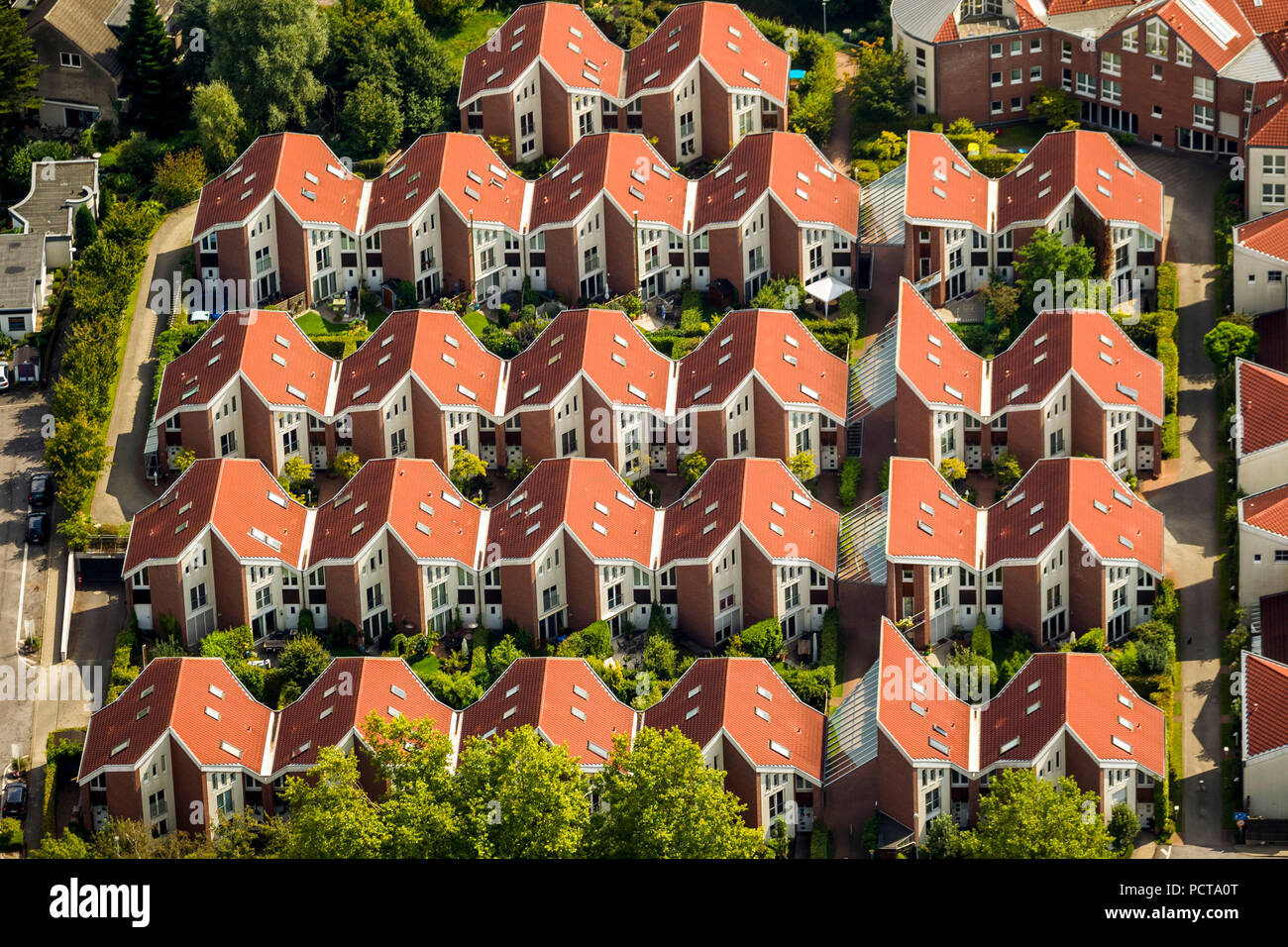 Luftbild, Reihenhäuser mit roten Dächern, Westkappeler Ring Wohnanlage im Ruhrgebiet, Mülheim an der Ruhr, Ruhrgebiet, Nordrhein-Westfalen, Deutschland Stockfoto