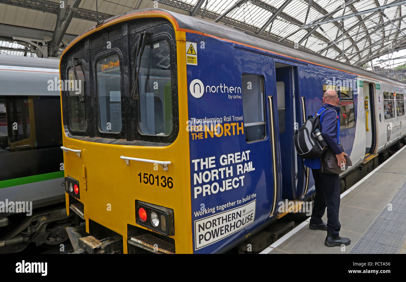 Northern Railway Train, DMU, Lime Street Railway Station, Liverpool, Merseyside, Nordwestengland, Großbritannien, Mit Zugführer Stockfoto
