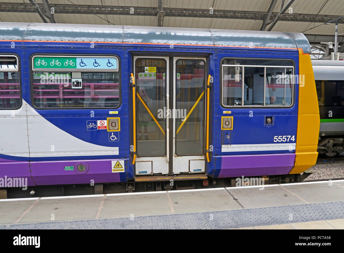 Northern Railway Pacer Zug, DMU, Bahnhof Lime Street, Liverpool, Merseyside, North West England, Großbritannien Stockfoto