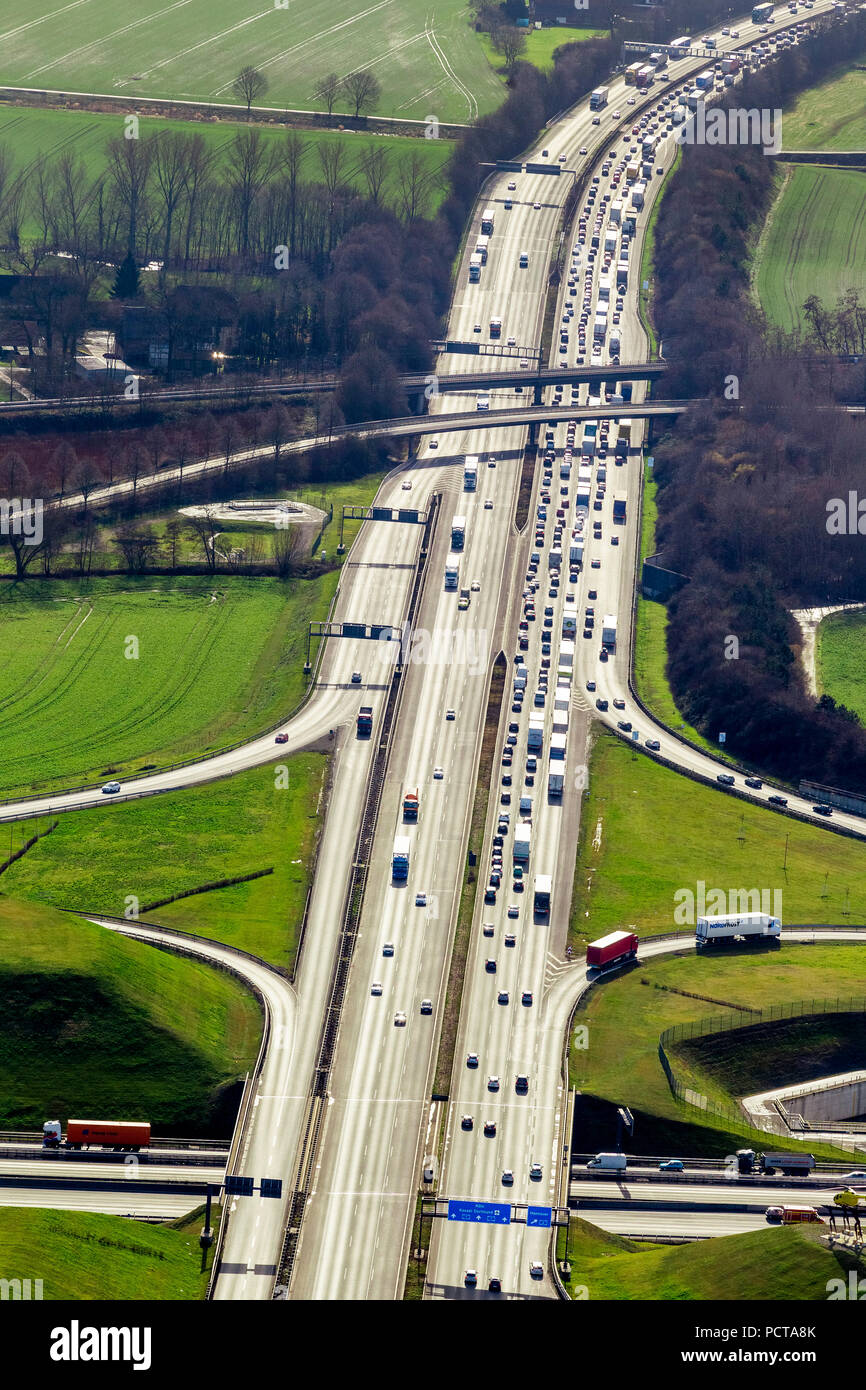 Kamen, Kamener Kreuz, A1 und A2 (Autobahn) Austausch, contre-jour, Stau auf der Autobahn A1 (Autobahn), Unna, Hamm, Ruhrgebiet Stockfoto