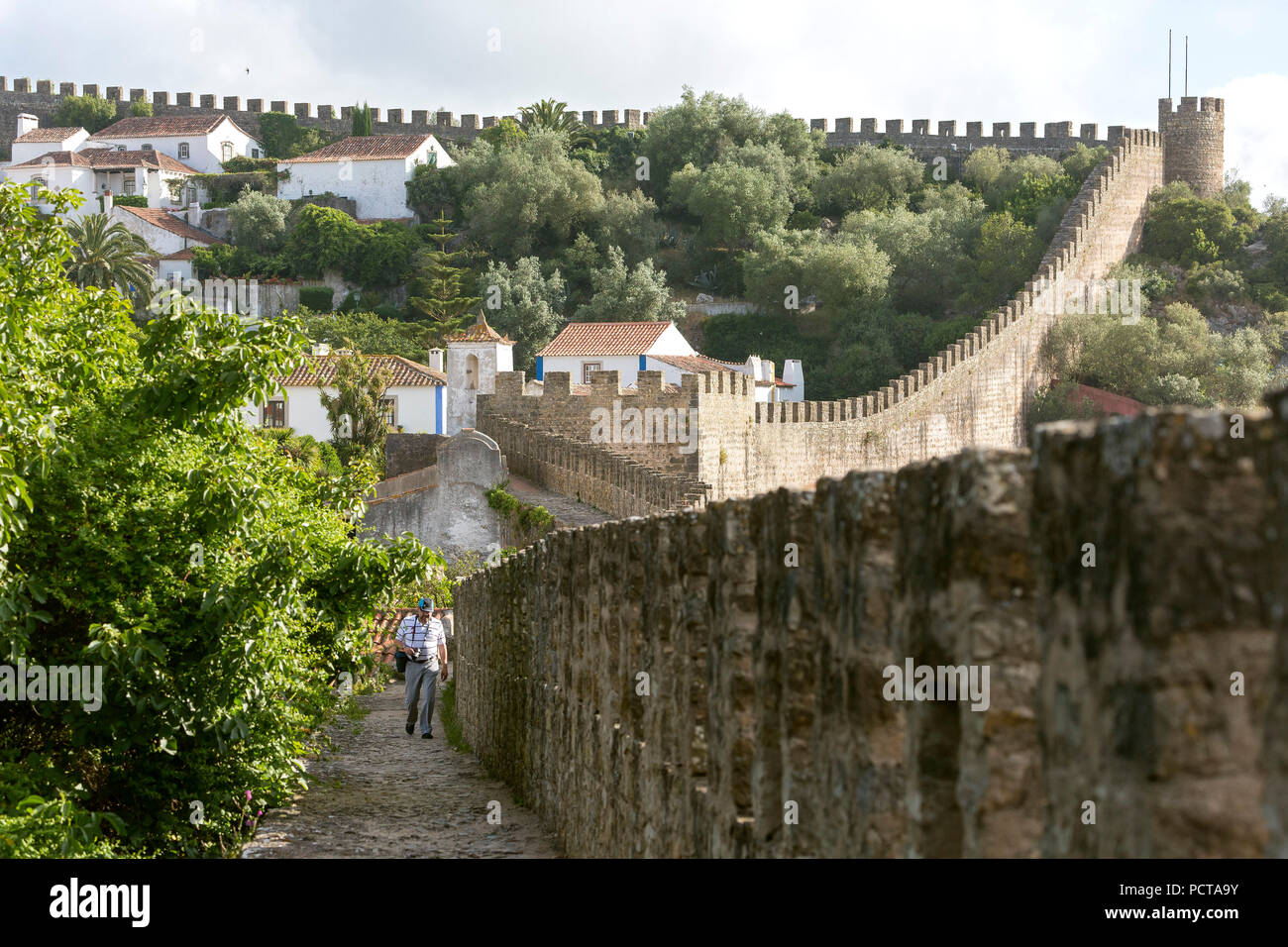 Auf der mittelalterlichen Stadtmauer, malerischen Stadt Obidos, Óbidos, Leiria district, Portugal, Europa Stockfoto