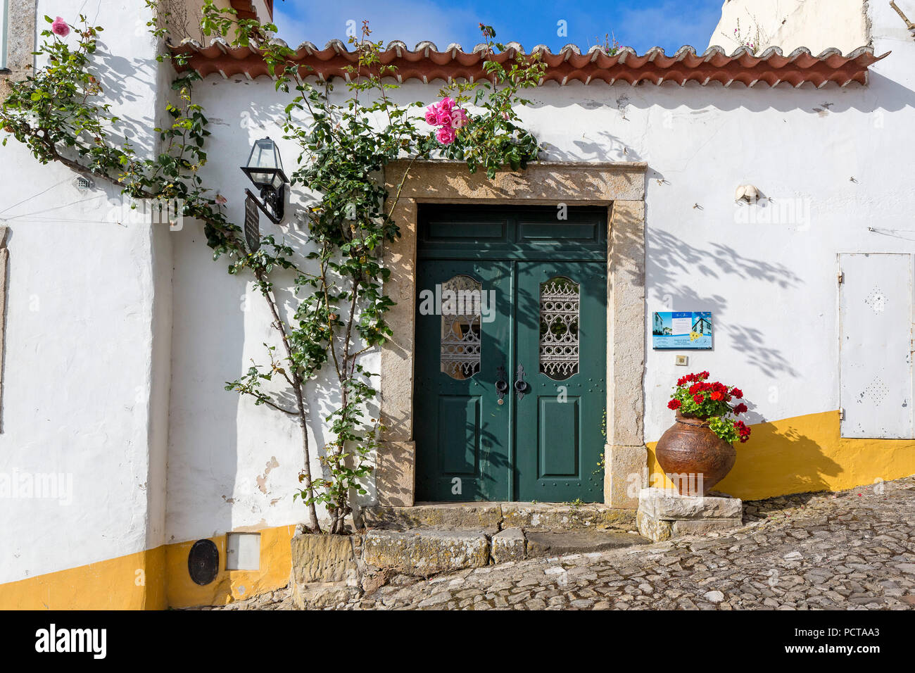Rose vor der Haustür, malerischen Stadt Obidos, Óbidos, Leiria district, Portugal, Europa Stockfoto