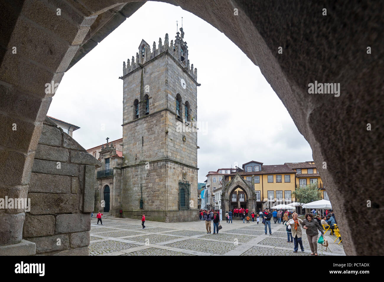 Largo de Oliveira, Zentrum des antiken Guimaraes, Blick auf die Stadt, Kirche, Guimarães, Braga district, Portugal, Europa Stockfoto