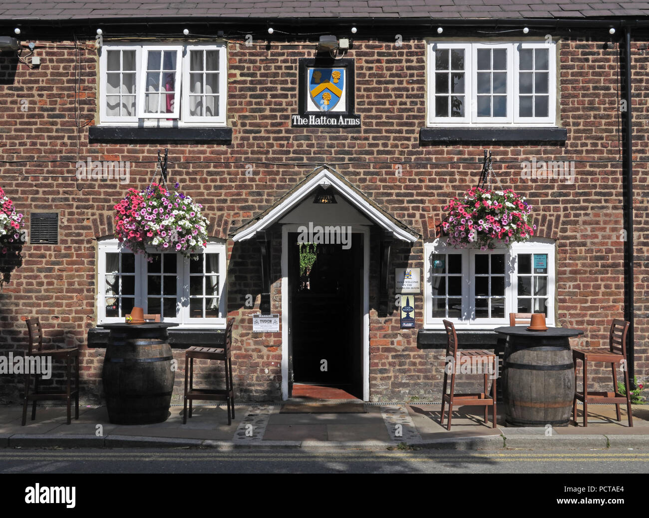 Das Hatton Arme Grad II Pub Bar, Hatton Dorf, in der Nähe von Warrington, Cheshire, North West England, UK aufgeführt Stockfoto