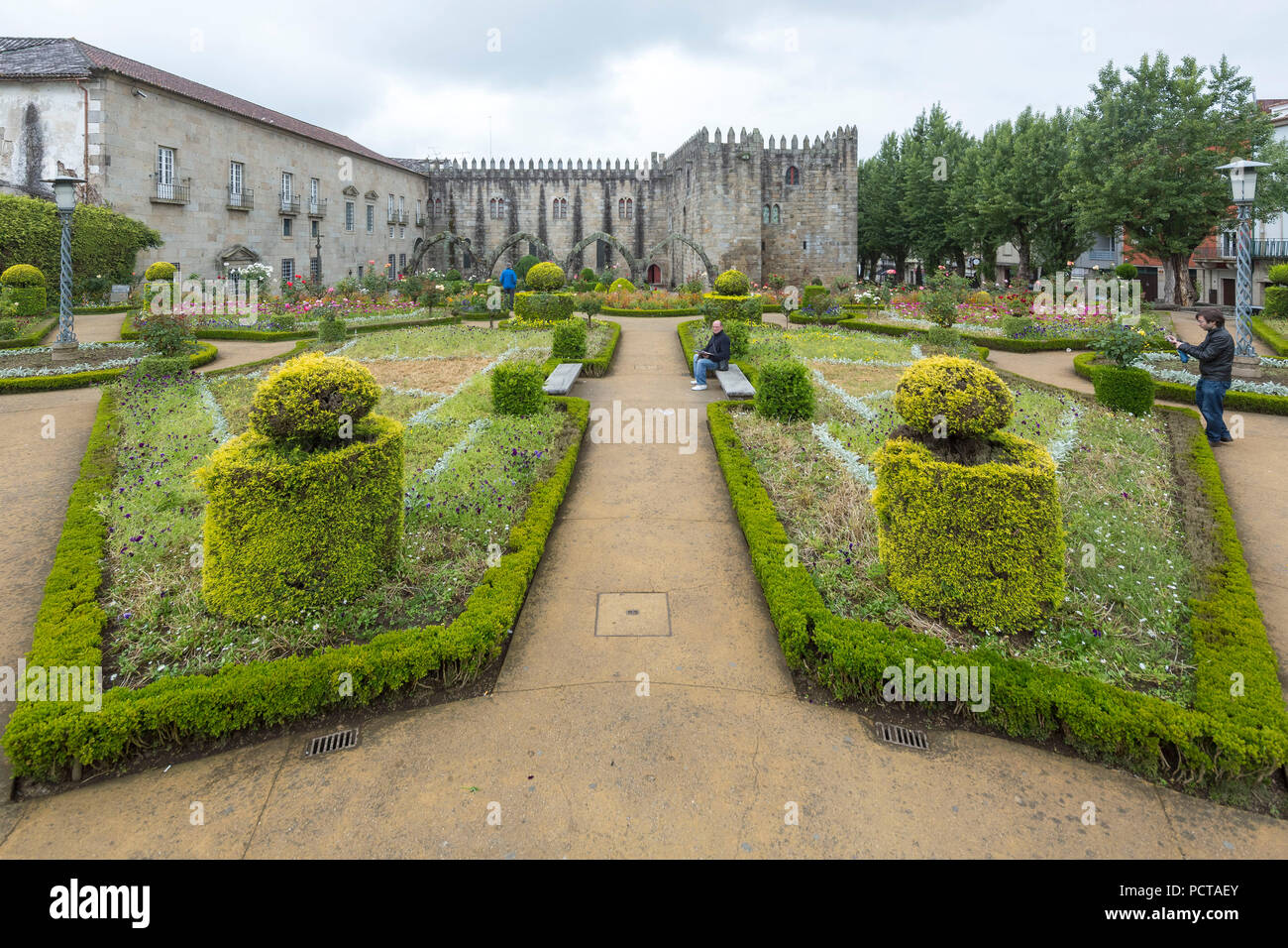 Jardim de Santa Barbara befindet sich neben dem Zinnen von Antigo Paco Episcopal, das ehemalige erzbischöfliche Palast, Braga, Braga district, Portugal, Europa Stockfoto