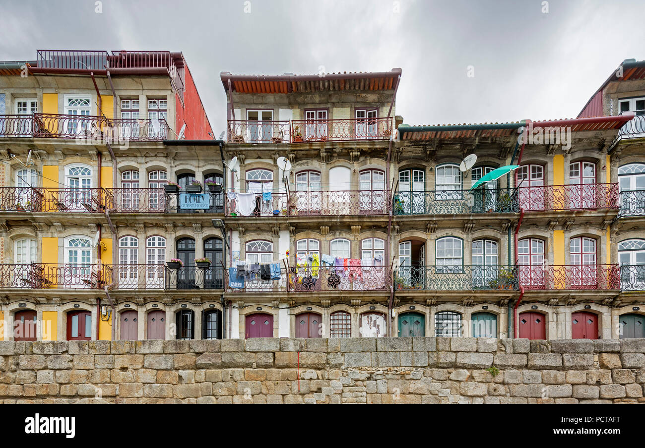 Bunte Häuser am Ufer des Douro im Stadtteil Ribeira, Türen, Oporto, Porto, Portugal, Europa Stockfoto