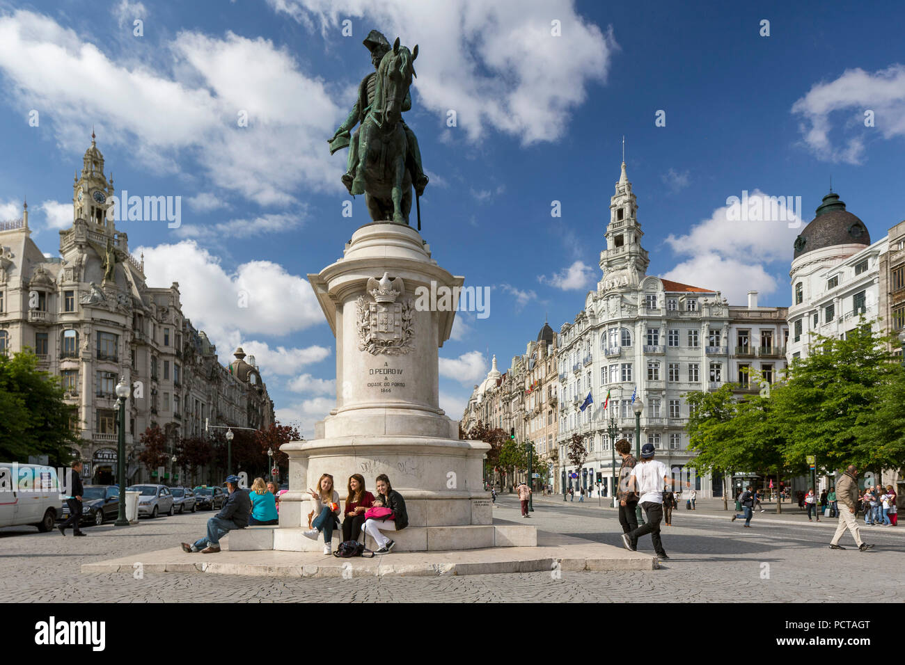 Reiterstandbild von Dom Pedro IV., der Avenida dos Aliados Avenue mit Rathaus, Porto, UNESCO-Weltkulturerbe, Porto, Porto District, Portugal, Europa Stockfoto