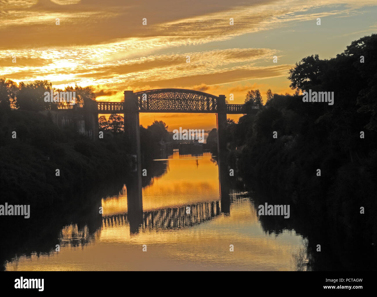Sonnenaufgang am Latchford Schlösser, MSCC, Warrington, Cheshire, North West England, Großbritannien Stockfoto