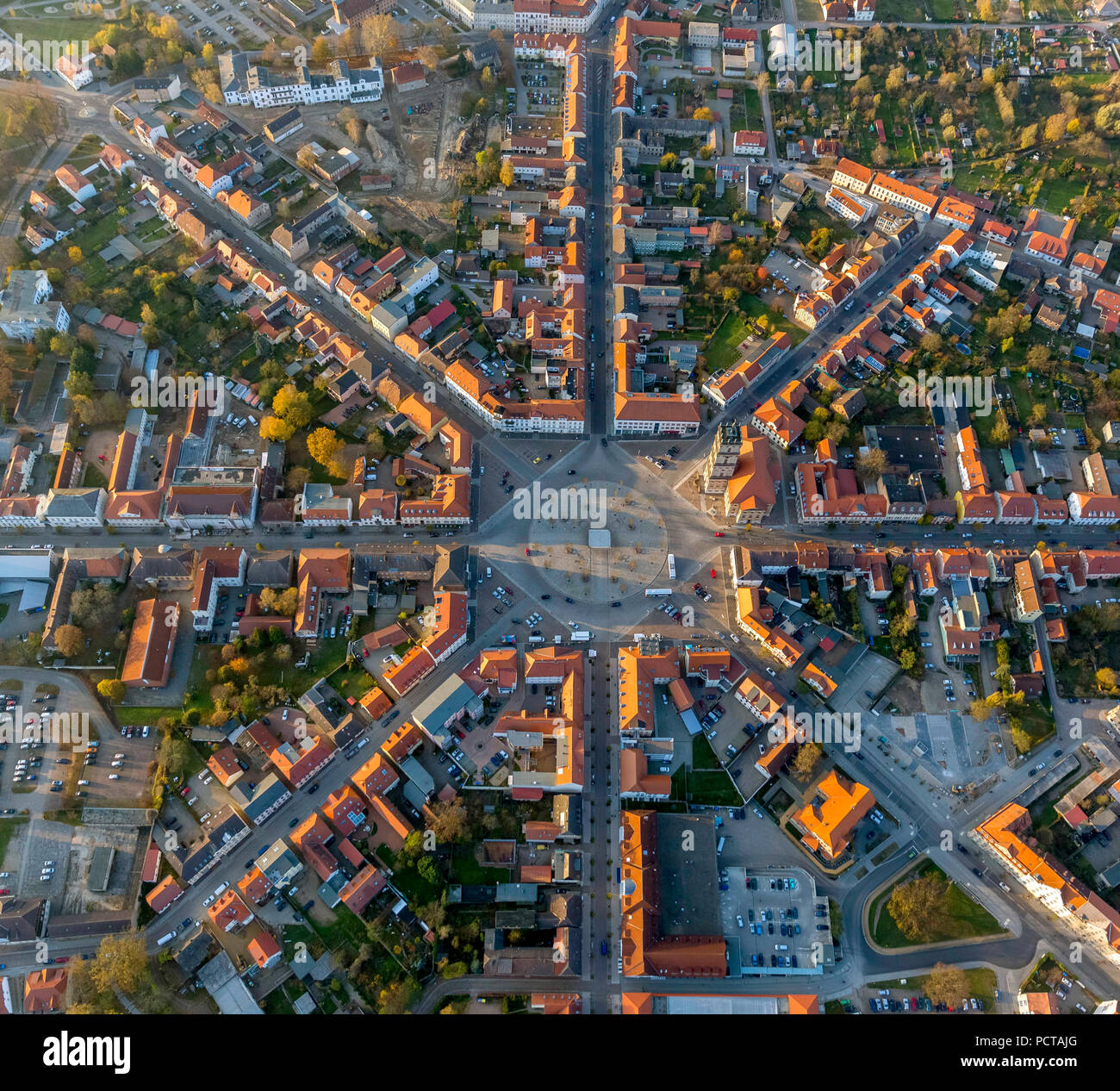 Neustrelitz Markt Platz mit Kreisverkehr, Quadrat mit 8 Achsen und dem Kreisverkehr, Stadtplanung, quadratische Marktplatz, acht Straßen auf dem Markt führt zu den wichtigsten Richtungen und seitlichen Richtungen, Rathaus und Stadtkirche, Neustrelitz, Mecklenburgische Seenplatte, Müritz, Mecklenburg-Vorpommern, Deutschland Stockfoto