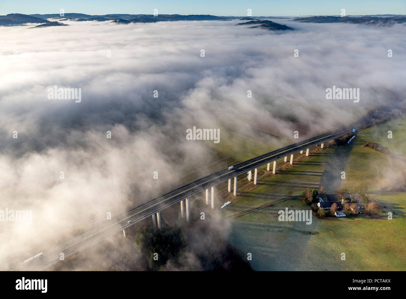 Tal Brücke Wennemen bei Nebel, Autobahn A46, Meschede, Sauerland, Nordrhein-Westfalen, Deutschland Stockfoto