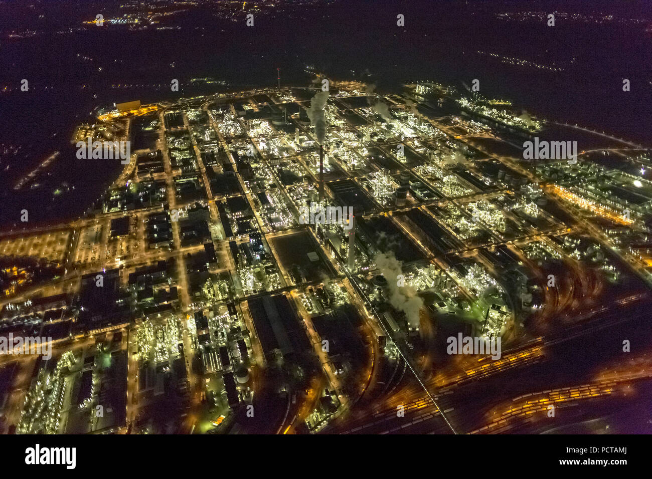 Luftaufnahme, Chemiepark Marl ehemals Chemische Werke Hüls AG in Marl, Evonik Industries, Nacht, Fotografie, Industrieanlagen, chemische Anlage in der Nacht Marl, Ruhrgebiet, Nordrhein-Westfalen, Deutschland, Europa Stockfoto