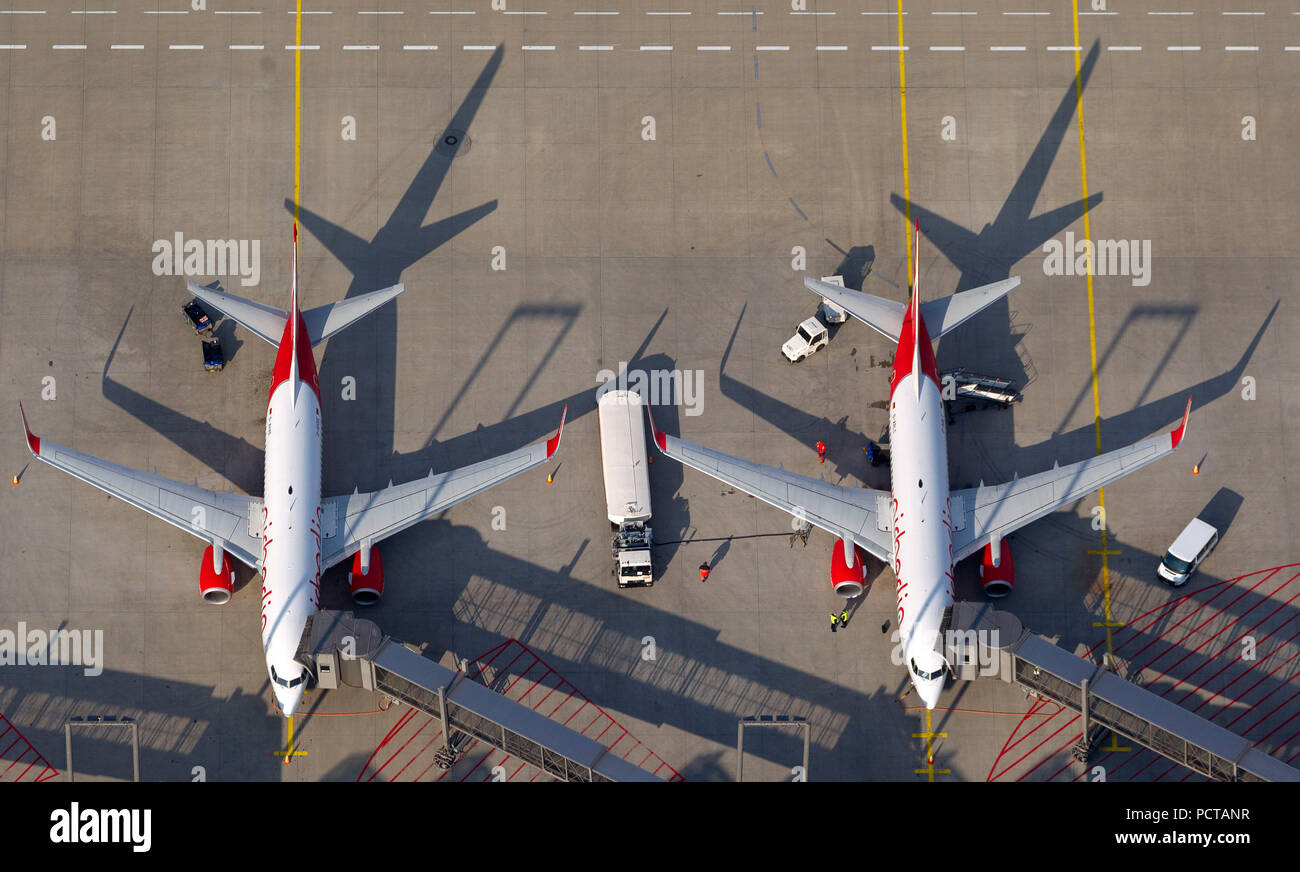 Luftaufnahme, zwei airberlin Urlaub düsen an Check-in Terminal 2, Flughafen Köln/Bonn - Konrad Adenauer, Flughafen Köln-Bonn, Flugzeuge am Check-in Finger, Schürze Schürze, Flughafen, Terminal 2 der Konrad-Adenauer-Flughafen in Köln, Köln, Rheinland, Köln, Nordrhein Westfalen, Deutschland, Europa Stockfoto